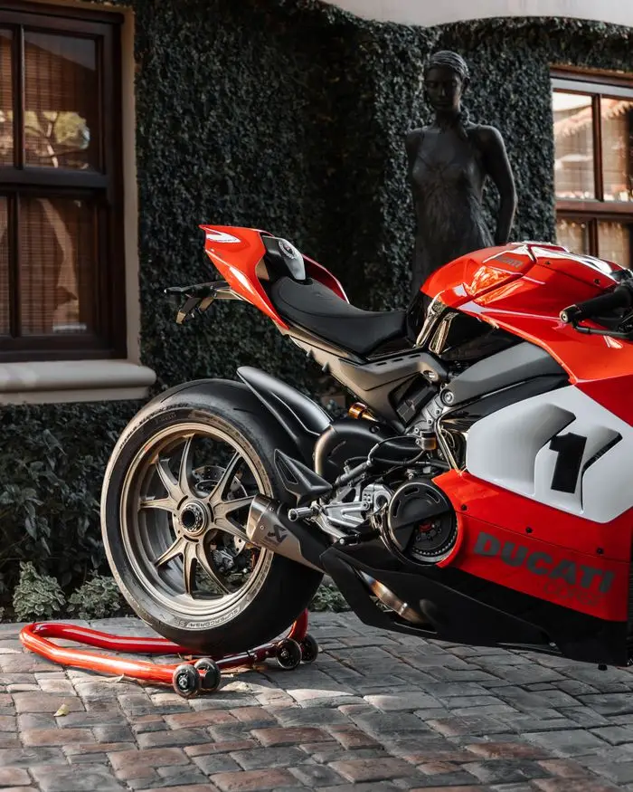 Teknik Özellikler 8 Elegant Ducati Panigale sports bike showcased in an outdoor setting with natural lighting.