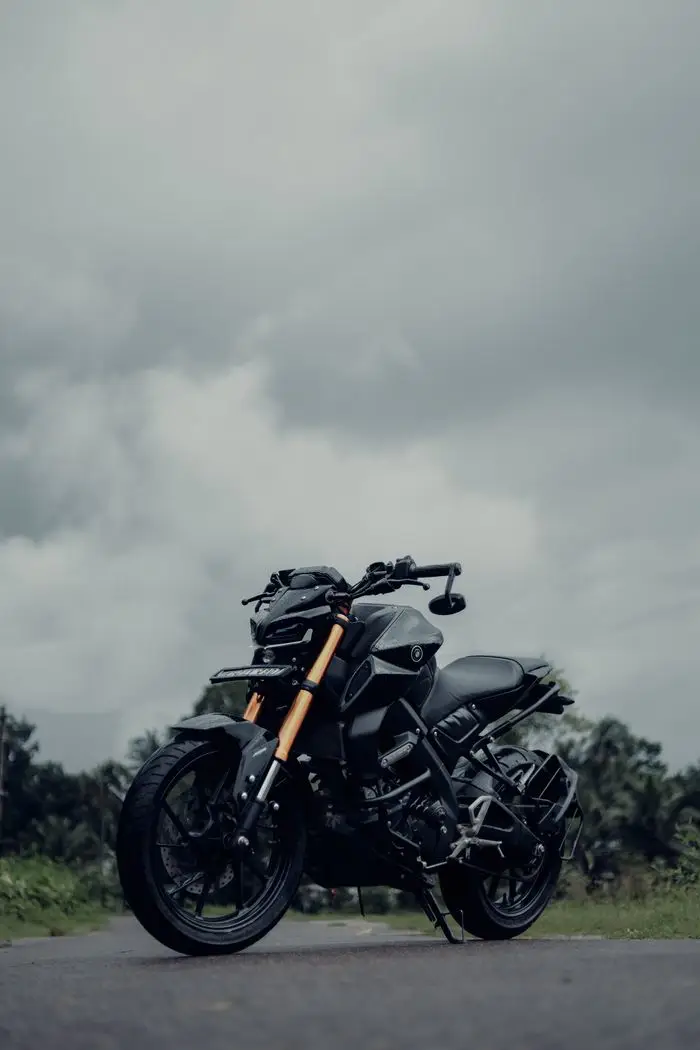 Teknik Özellikler 2 A stylish Yamaha MT motorcycle captured outdoors under a dramatic cloudy sky, showcasing its bold design.