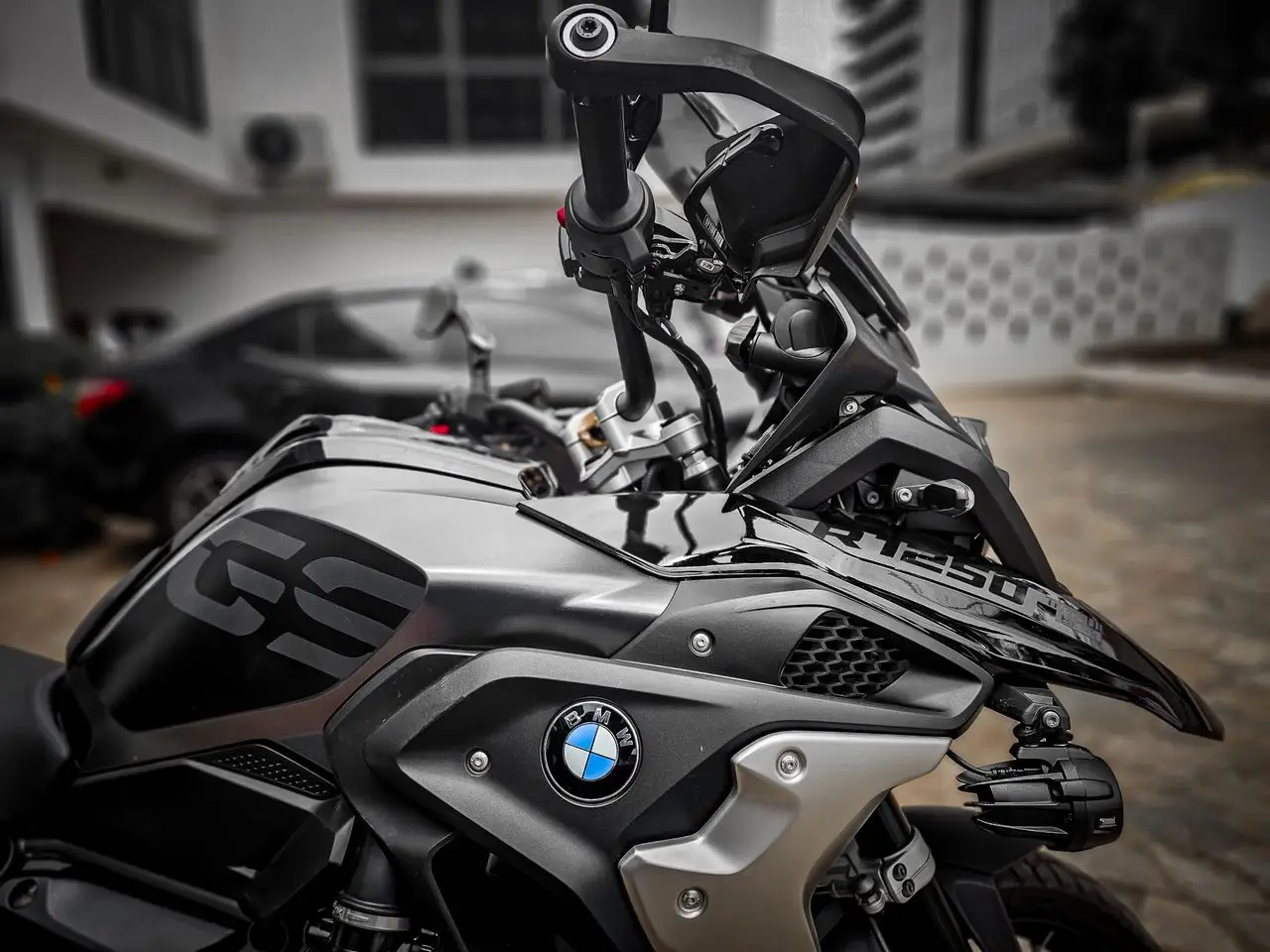 Teknik Özellikler 3 Detailed image of a black BMW motorcycle parked outdoors in Accra, Ghana.