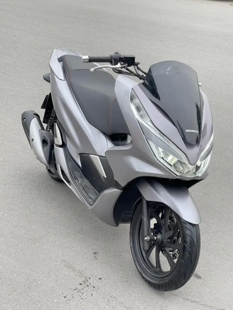 Honda PCX 125 scooter, yandan görünüm