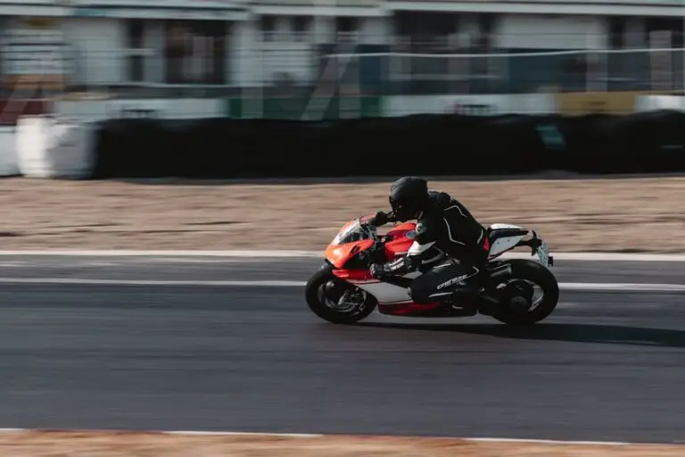 KTM 1390 Super Duke R Teknik Özellikleri, Yakıt Tüketimi ve İncelemesi (2026) 7 Hypernaked motosiklet — temsili görsel