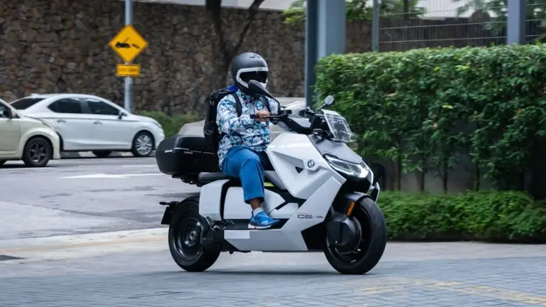 BMW CE 04 elektrikli motosiklet görseli