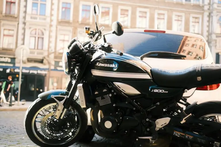 Retro naked motosiklet — temsili görsel