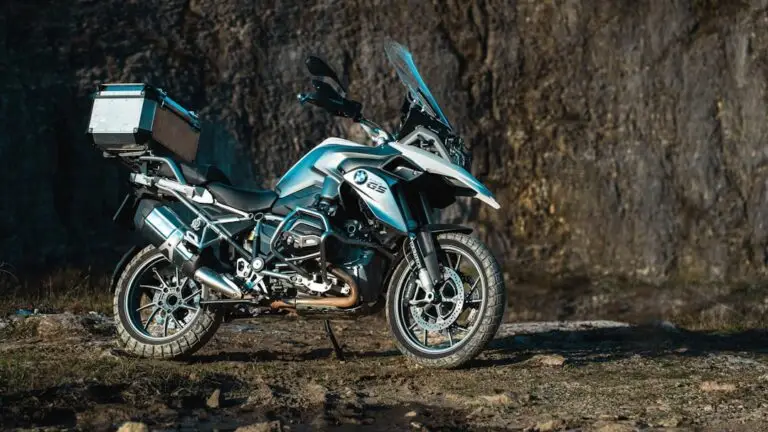 Adventure motosiklet — temsili görsel