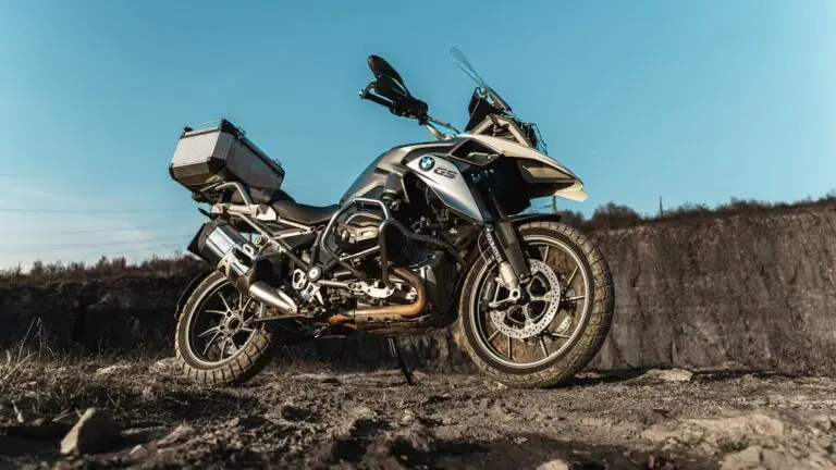 KTM 690 Enduro R Teknik Özellikleri, Yakıt Tüketimi ve İncelemesi (2026) 11 Dual-sport motosiklet — temsili görsel