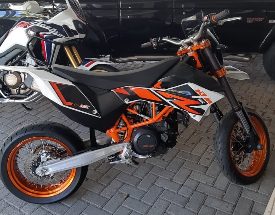 KTM 690 SMC R motosiklet fotoğrafı