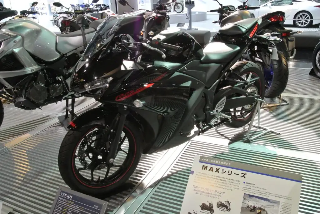 Yamaha YZF-R25 motosiklet fotoğrafı