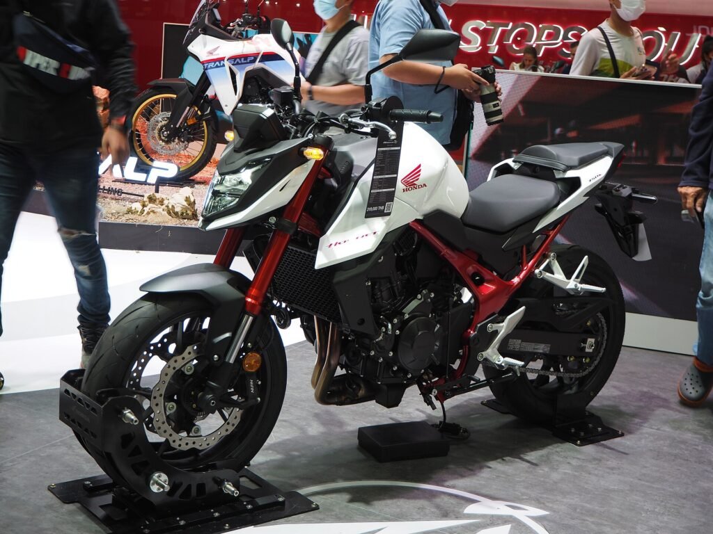 Honda CB750 Hornet motosiklet fotoğrafı