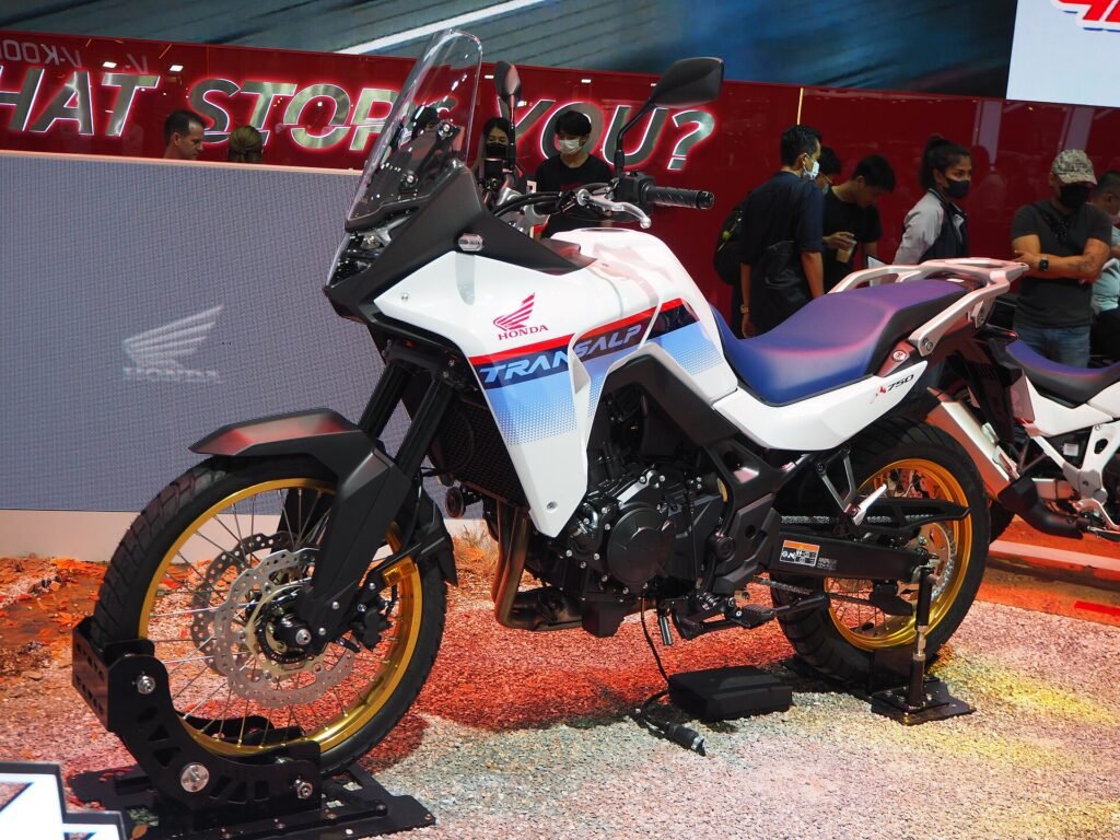 Honda XL750 Transalp motosiklet fotoğrafı