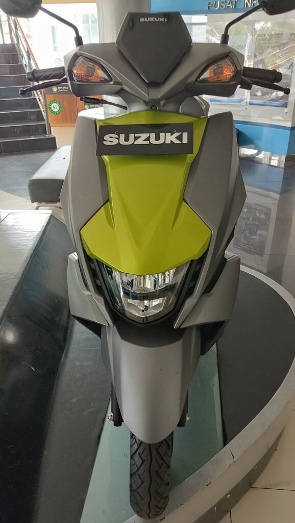 Suzuki Avenis 125 motosiklet fotoğrafı