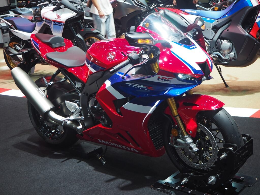 Honda CBR1000RR-R Fireblade SP motosiklet fotoğrafı