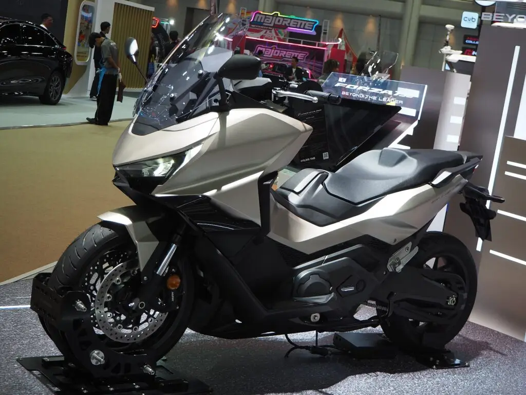 Honda Forza 750 motosiklet fotoğrafı
