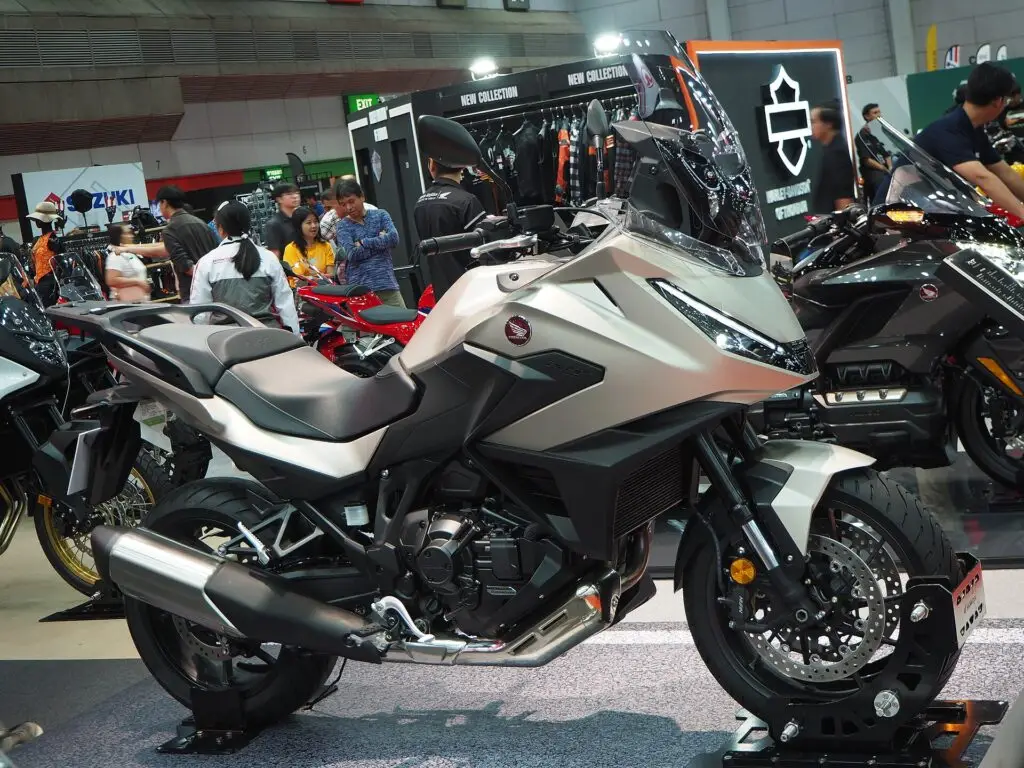 Honda NT1100 motosiklet fotoğrafı
