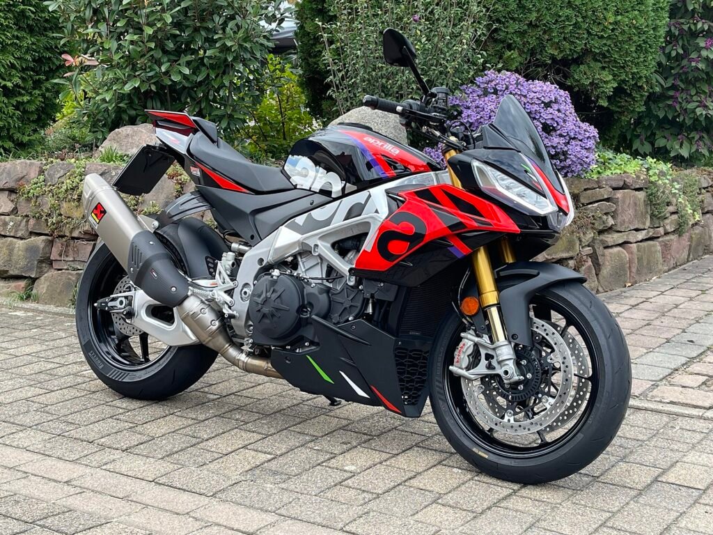 Aprilia Tuono V4 motosiklet fotoğrafı