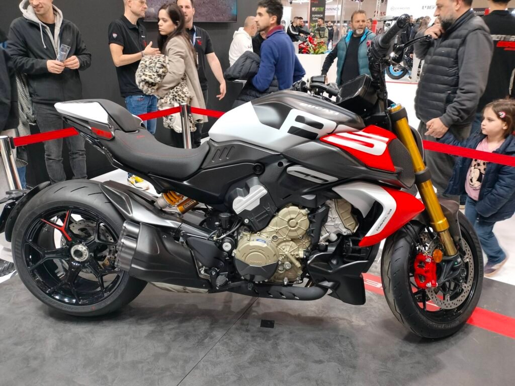 Ducati Diavel V4 motosiklet fotoğrafı