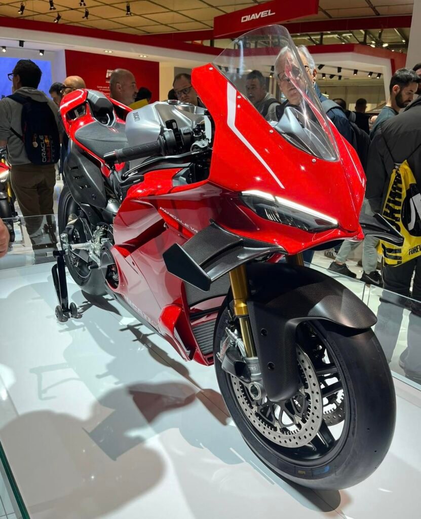 Ducati Panigale V4 motosiklet fotoğrafı