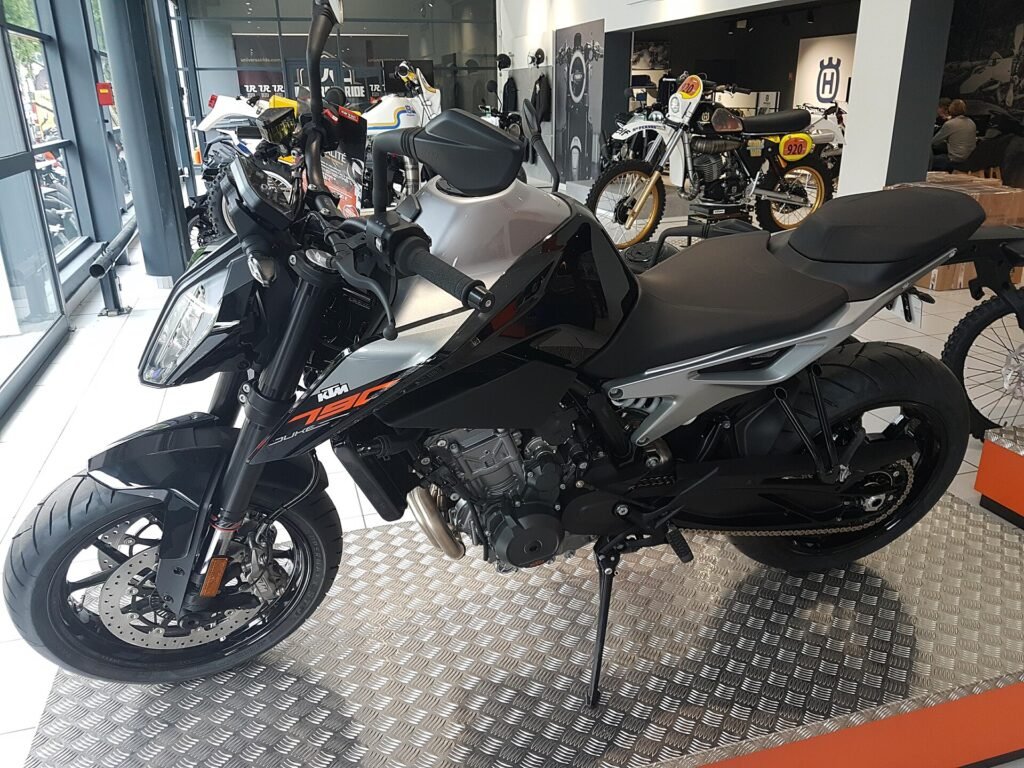 KTM 790 Duke motosiklet fotoğrafı