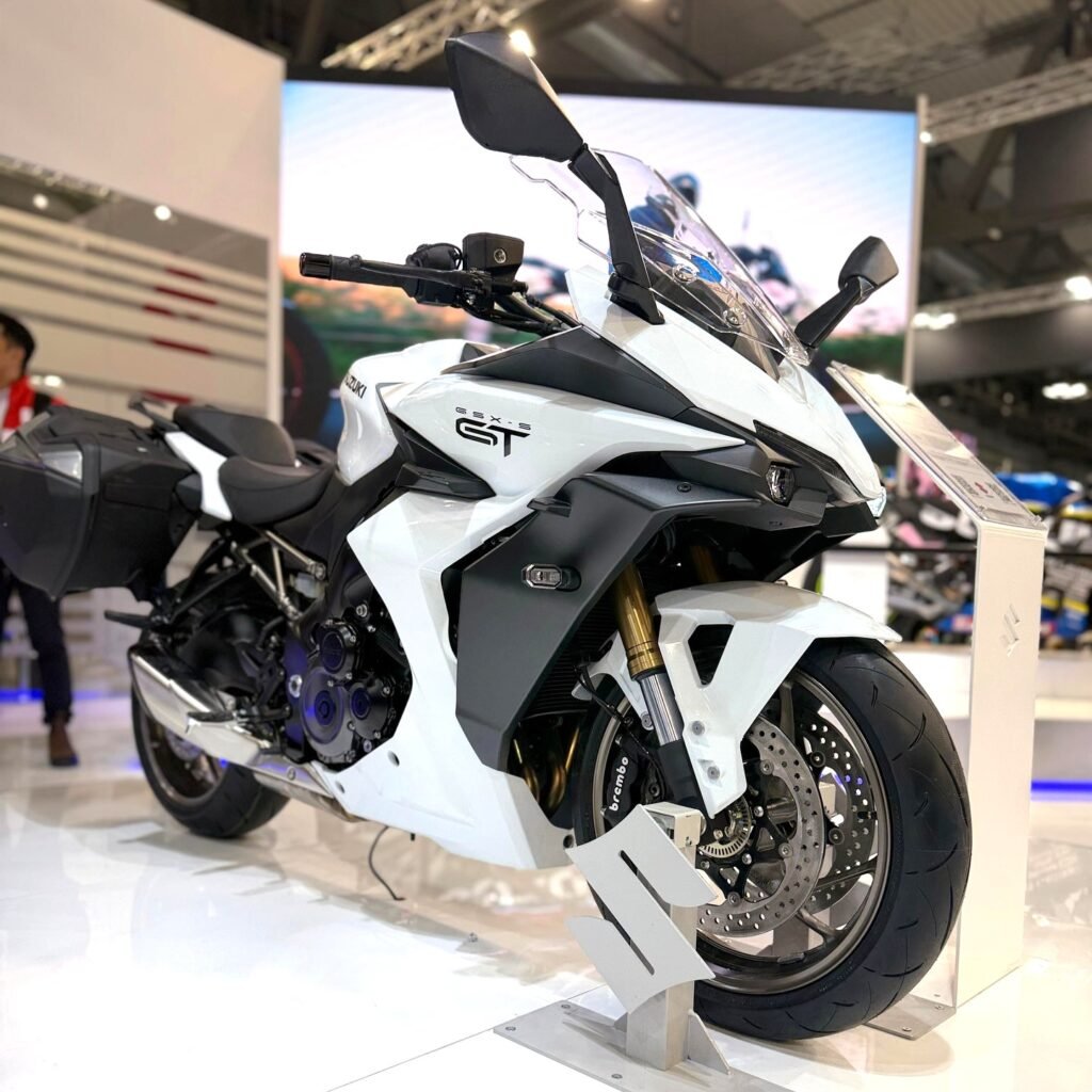 Suzuki GSX-S1000GT motosiklet fotoğrafı