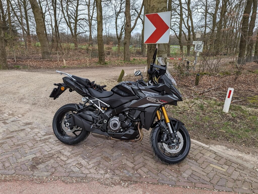 Suzuki GSX-S1000GX motosiklet fotoğrafı