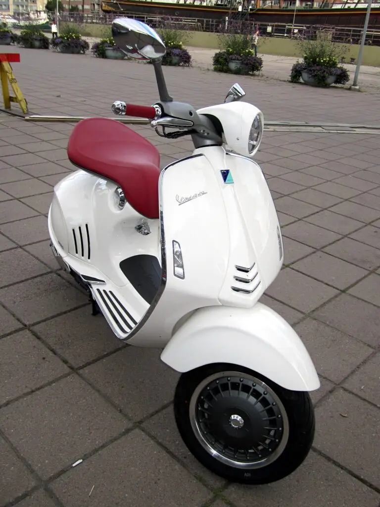 Vespa 946 motosiklet fotoğrafı