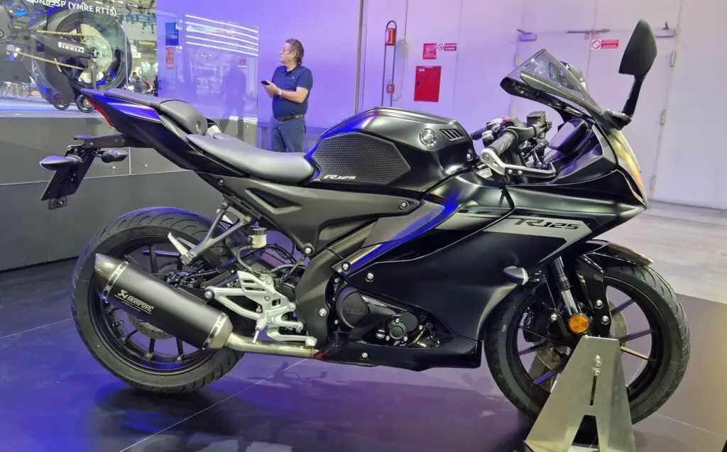 Yamaha YZF-R125 motosiklet fotoğrafı